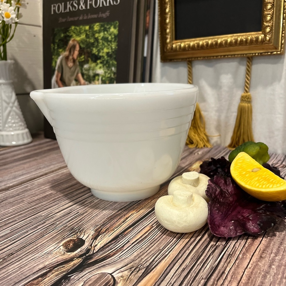 HAMILTON BEACH Vintage Milk Glass Mixing Bowl – Mid-Century USA